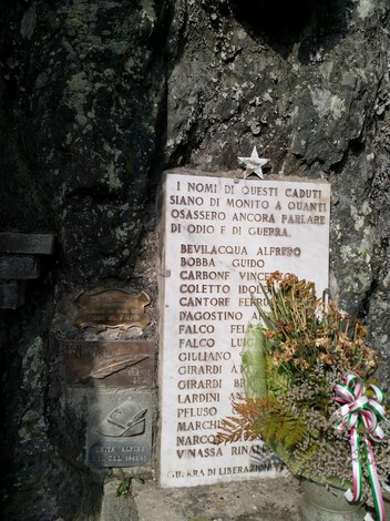 Sacrario dei martiri di Vaccherezza, commemorazione dei caduti con monumento e decorazioni floreali.