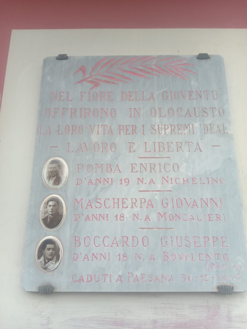 Lapide commemorativa dedicata a Enrico Pomba, Giovanni Mascherpa e Giuseppe Boccardo, caduti in guerra.