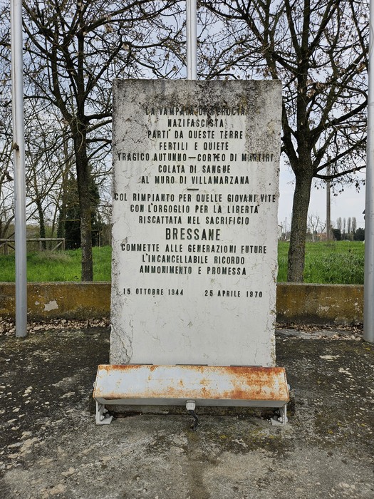 Monumento ai Martiri di Villamarzana, dedicato ai caduti e alla memoria storica della libertà.