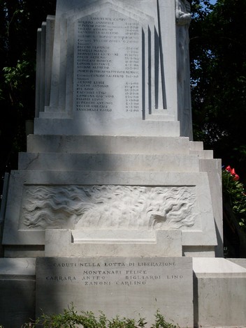 Monumento ai Caduti di Boretto, in memoria dei combattenti per la libertà. Architettura memoriale di grande significato.
