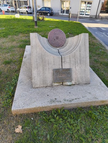 Monumento dedicato a Baranovskij, un'opera di design moderno, situata in un'area verde.