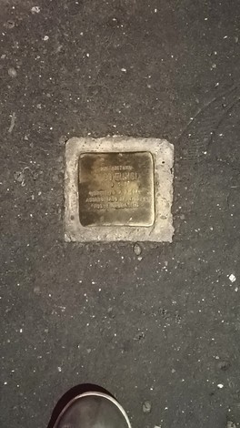 Pietra d'inciampo dedicata a un individuo, incastonata nel pavement di Eluisi, simbolo della memoria storica.