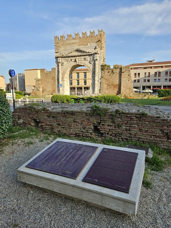 Rovine storiche con targa informativa sulla Linea Gotica, contesto di rilevanza storica della Seconda Guerra Mondiale.