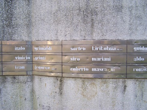 Monumento ai caduti di Pian d'Albero, commemorando i nomi di coloro che hanno sacrificato la vita per la patria.