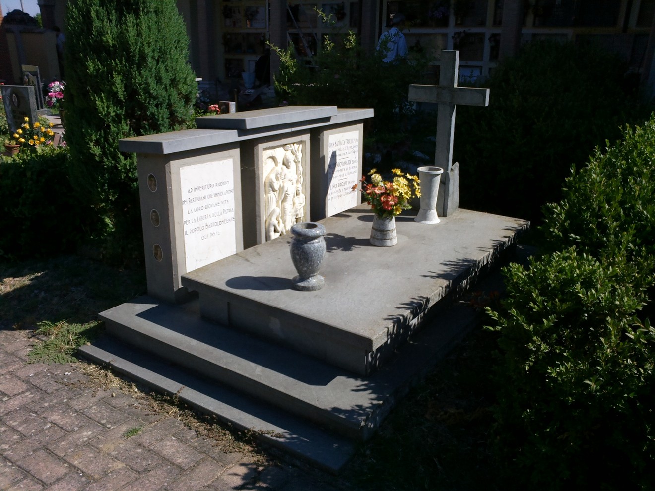 Sacrario dedicato ai partigiani, con monumento e decorazioni floreali in memoria dei caduti.