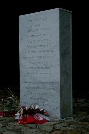 Monumento dedicato a Dante Castellucci, partigiano e simbolo di resistenza e democrazia.