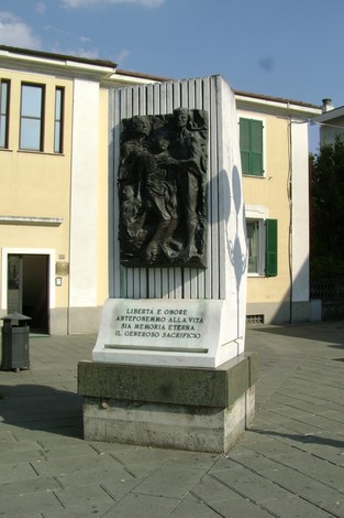 Monumento ai caduti della Resistenza, simbolo di libertà e sacrificio. Rappresenta la memoria storica collettiva.