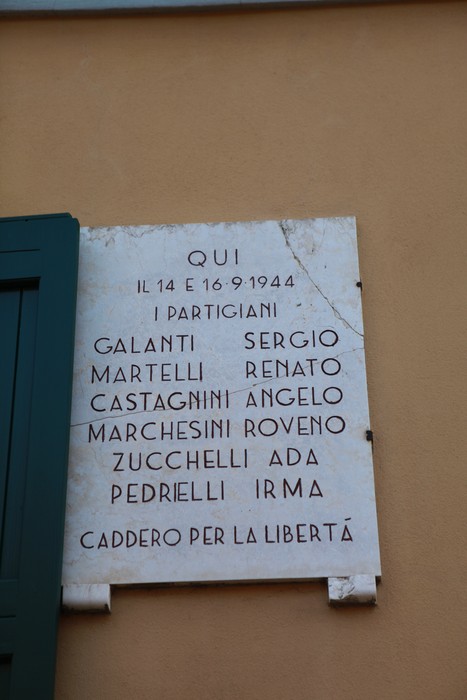 Lapide commemorativa dedicata alla 7° GAP, onore ai partigiani caduti per la libertà.