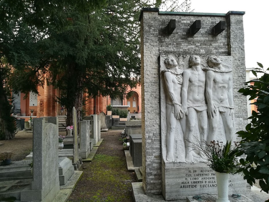 Sepolcro degli Orsini, monumento funerario con sculture e architettura storica in un cimitero.