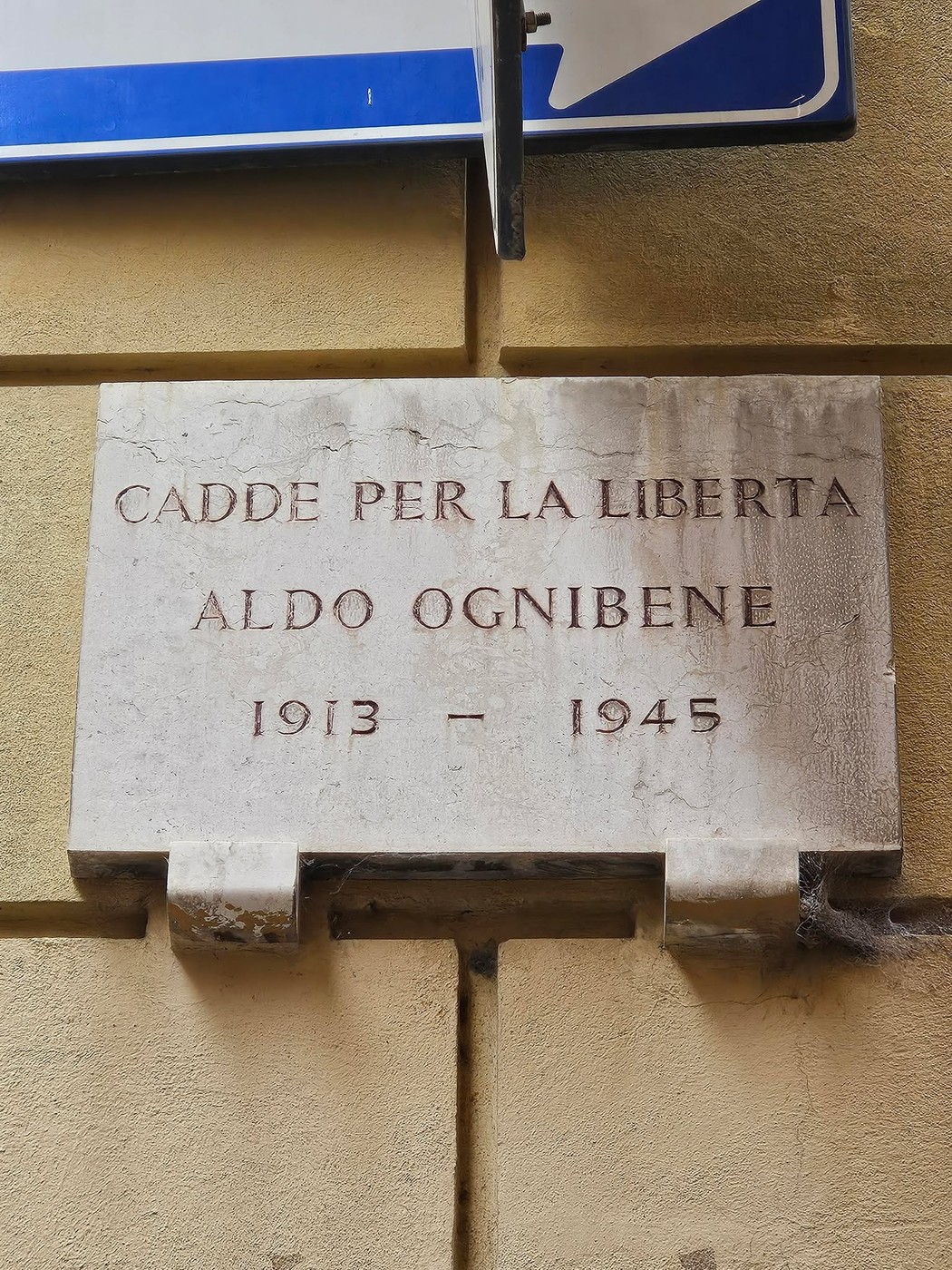 Lastra commemorativa dedicata ad Aldo Ognibene, con iscrizione sulla libertà.