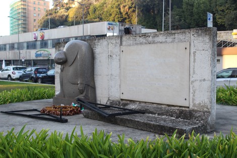 Monumento al Corpo dei Volontari della Libertà, con una scultura e una base in pietra, circondato da verde.