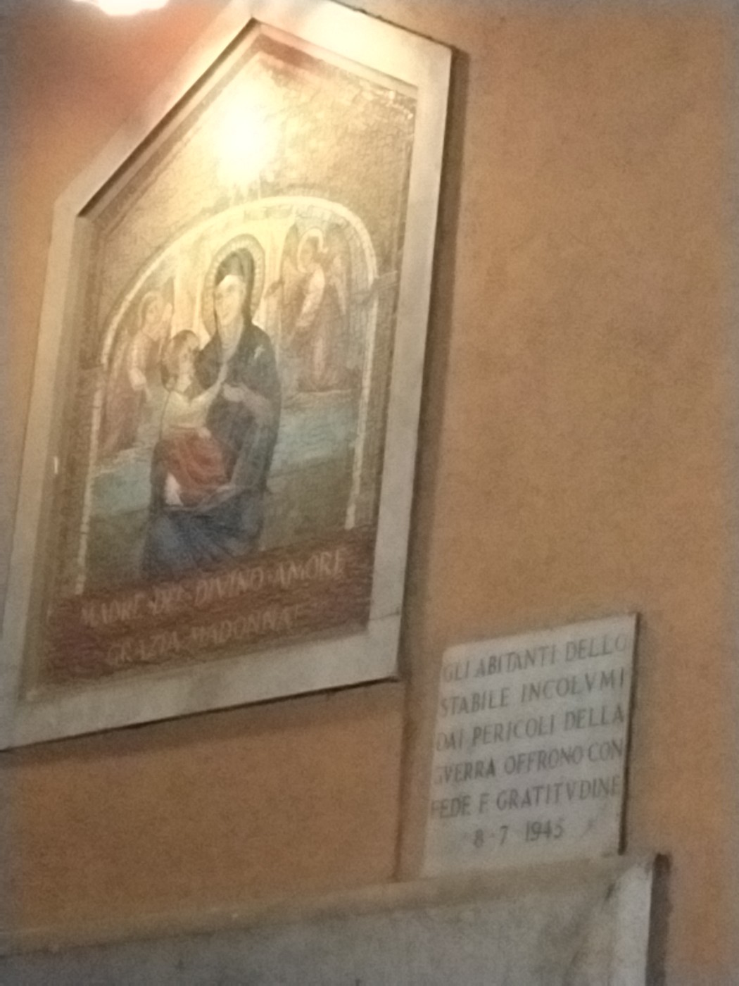 Ex-voto raffigurante la Madonna con Gesù, simbolo di protezione e gratitudine per scampato pericolo.