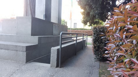 Monumento ossario ai piccoli martiri di Gorla, visibile tra verde e struttura monumentale.