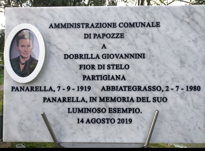 Targa commemorativa in marmo dedicata a Dobrilla Giovannini, partigiana, con foto e date significative.