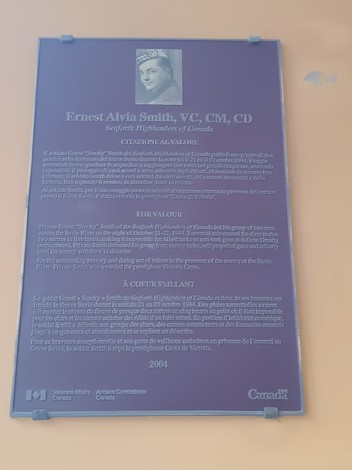 Targa commemorativa dedicata a Ernest Alvia Smith, soldato dei Highlanders del Canada, situata su una parete.