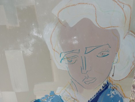 Ritratto stilizzato di una donna con dettagli in blu e linee di colore chiaro su sfondo neutro.