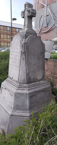 Cippo commemorativo ai partigiani di Camuzzago, con iscrizioni su pietra e croce in cima.