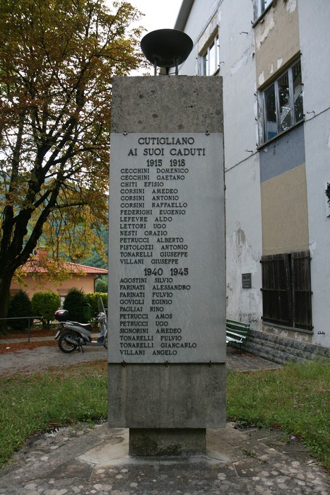 Monumento ai caduti di Cutigliano, dedica ai heroes delle guerre 1915-1918 e 1940-1945.