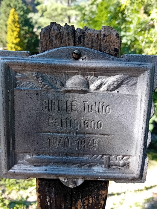 Targa commemorativa nel Parco della Rimembranza, dedicata a Tullio Sibile, partigiano 1940-1945.