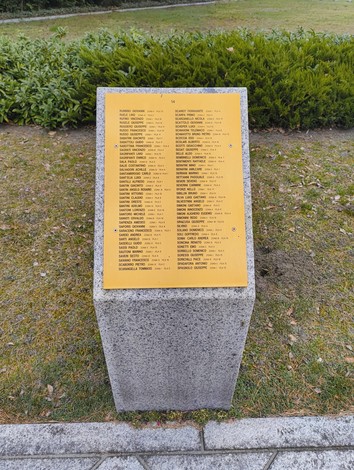 Cimitero militare italiano di Zehlendorf, con stele commemorativa e nomi di caduti incisi su pietra.
