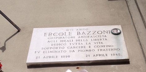 Lapide commemorativa di Ercole Bazzoni, antifascista, che celebra il suo impegno per la libertà.