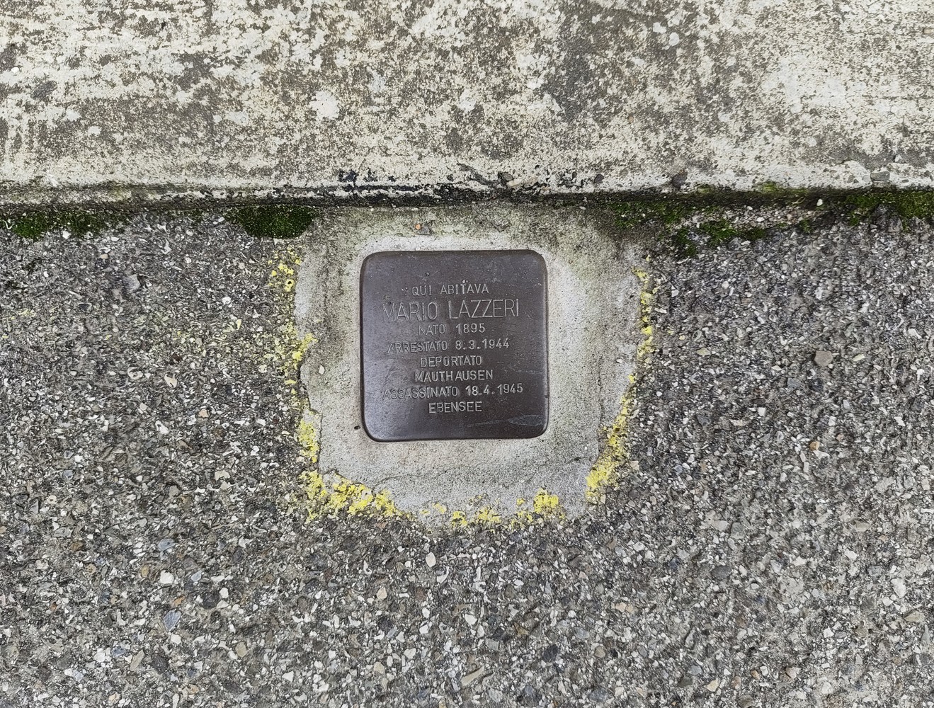 Pietra d'inciampo dedicata a Mario Lazzeri, commemorando la sua vita e tragica sorte.