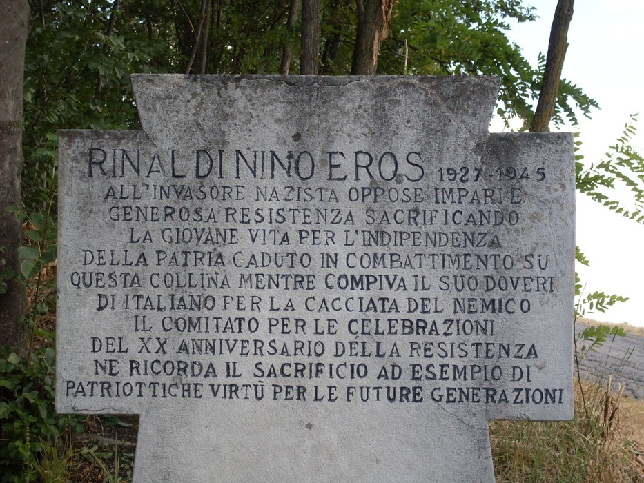 Memoriale dedicato a Rinaldi Nino Eros, che onora il sacrificio per la resistenza contro l'invasore nazista.