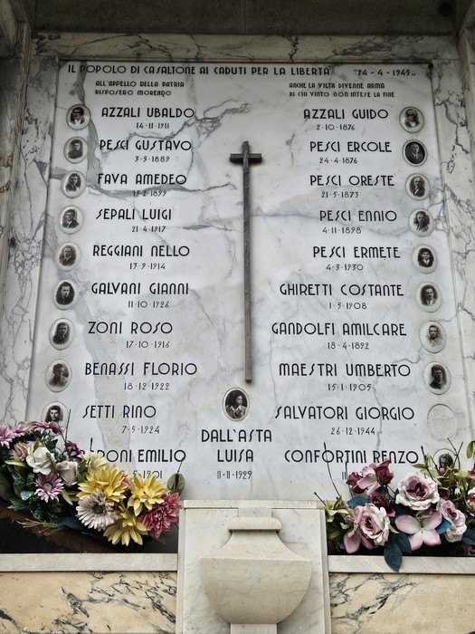 Il Monumento ai Caduti di Casaltone, dedicato ai soldati, con incisioni e decorazioni floreali.