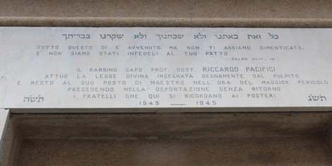 Portale del Cimitero Ebraico con iscrizioni commemorative e architettura del luogo sacro.