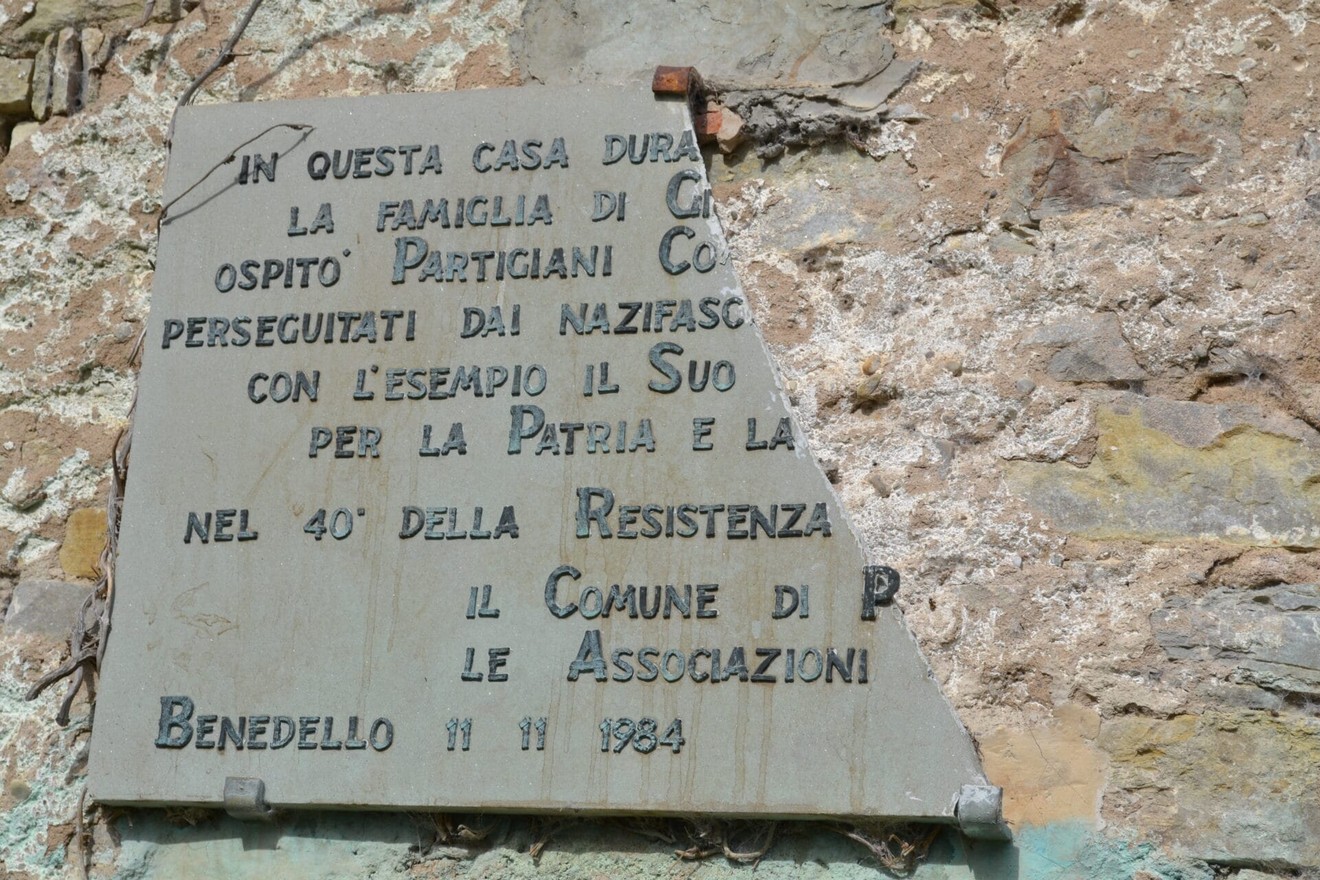 Lapide commemorativa dedicata alla famiglia Minelli e ai partigiani nella Resistenza. Benedello, 1984.
