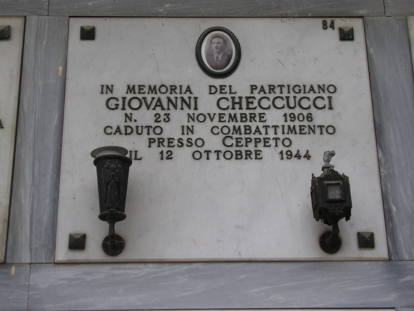 Targa commemorativa del partigiano Giovanni Checcucci, caduto in combattimento il 12 ottobre 1944.