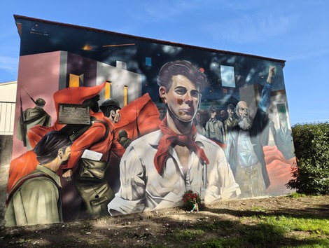 Murale a Frosali con figure storiche, colori vivaci e rappresentazioni simboliche di conflitto e identità.