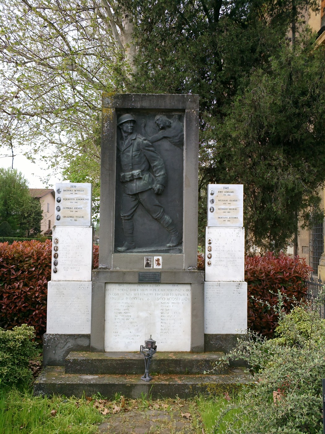 Monumento ai Caduti di San Prospero Strinati, commemorazione dei soldati in un contesto storico e memoriale.