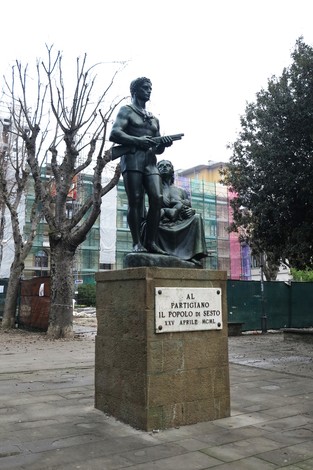Monumento al partigiano, celebrando la resistenza e il sacrificio nella lotta per la libertà.