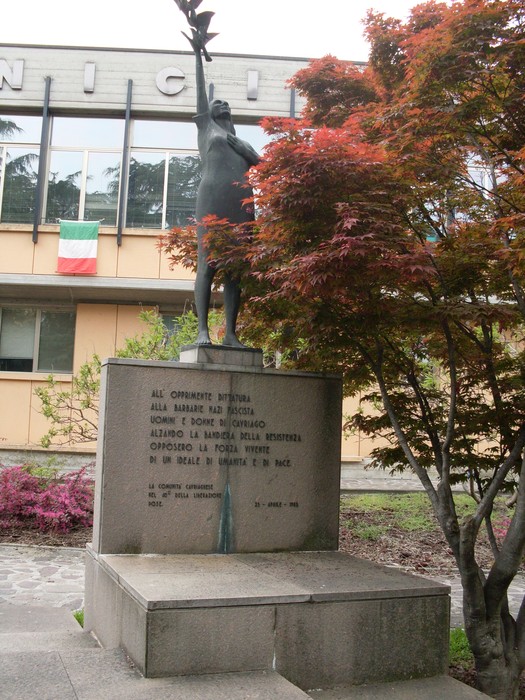 Monumento alla Resistenza: scultura che celebra il coraggio e il sacrificio dei resistenti italiani.