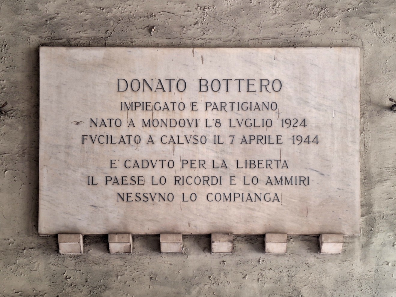 Lapide commemorativa dedicata a Donato Bottero, partigiano caduto per la libertà. Contesto storico e ricordo.