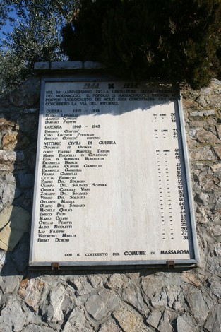 Lapide commemorativa ai caduti di Massaciuccoli con i nomi dei soldati e le date significative.