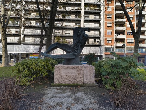 Monumento alla Resistenza, scultura moderna immersa in un'area verde di un contesto urbano.