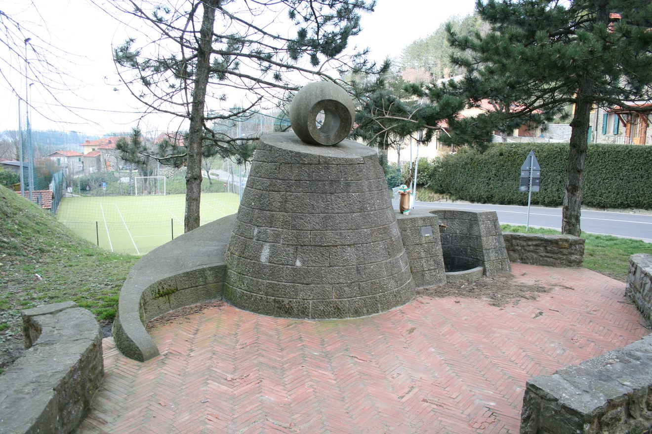 Monumento commemorativo per le vittime degli eccidi della Consuma, simbolo di memoria e riflessione storica.