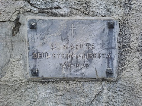 Lapide commemorativa in ricordo dei martiri della libertà, situata a Rech, Armas e Cherif.