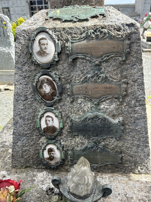 Monumento commemorativo per gli internati militari, con ritratti e dediche in memoria dei caduti.