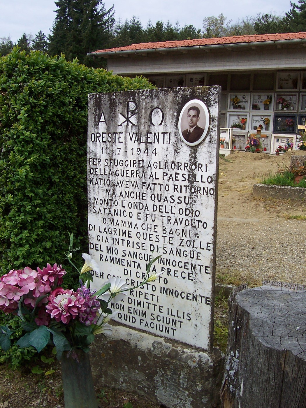 Sepolcro di Valenti: monumento commemorativo con epitaffio in memoria di Oreste Valenti.
