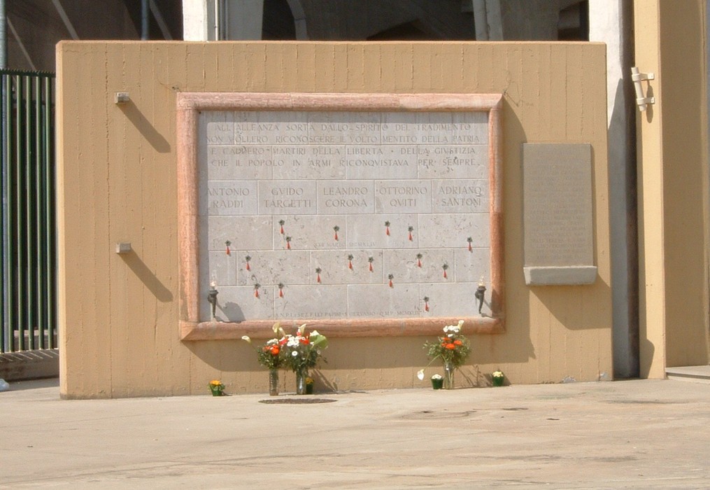 Sacrario di Campo di Marte: monumento commemorativo con fiori e nomi incisi in memoria dei caduti.