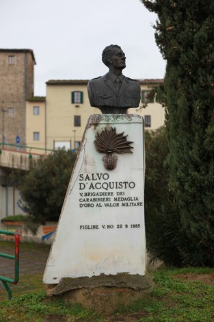 Monumento a D'Acquisto, omaggio al brigadiere eroe decorato al valor militare, situato a Figline.