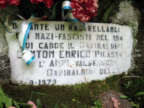 Lapidi commemorative dell'Alpe Morcei, dedicate ai partigiani caduti nella lotta contro il nazifascismo.