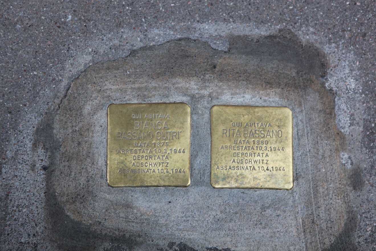 Pietra d'inciampo dedicata alle sorelle Bassano, commemorando le loro sofferenze durante l'Olocausto.