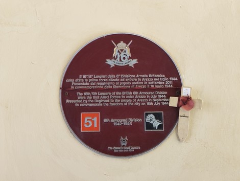 Targa commemorativa del 16° Lancieri, dedicata all'ottava armata britannica ad Arezzo.