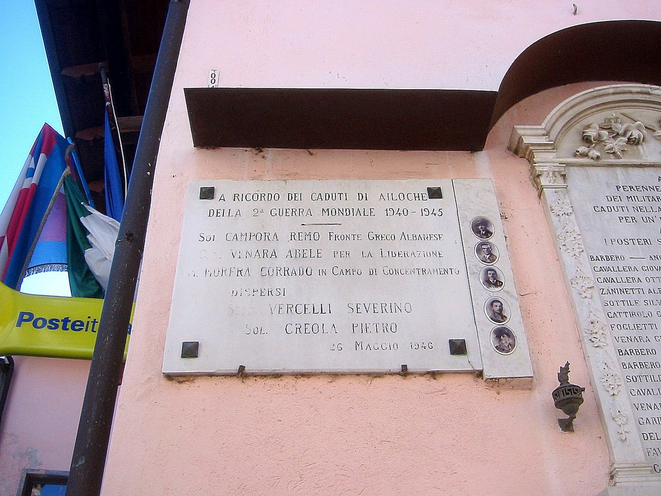 Lapide commemorativa in onore dei caduti di Ailoche durante la Seconda Guerra Mondiale.