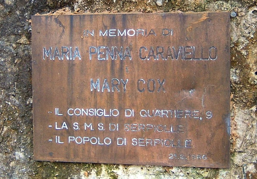 Monumento commemorativo a Cox e Penna Caraviello, situato a Serpico, in memoria delle due donne.