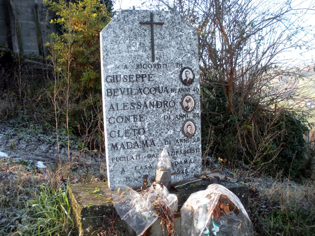 Cippo commemorativo dedicato a Giuseppe Bevilacqua, Conte e Madama, con fotografie e iscrizioni.
